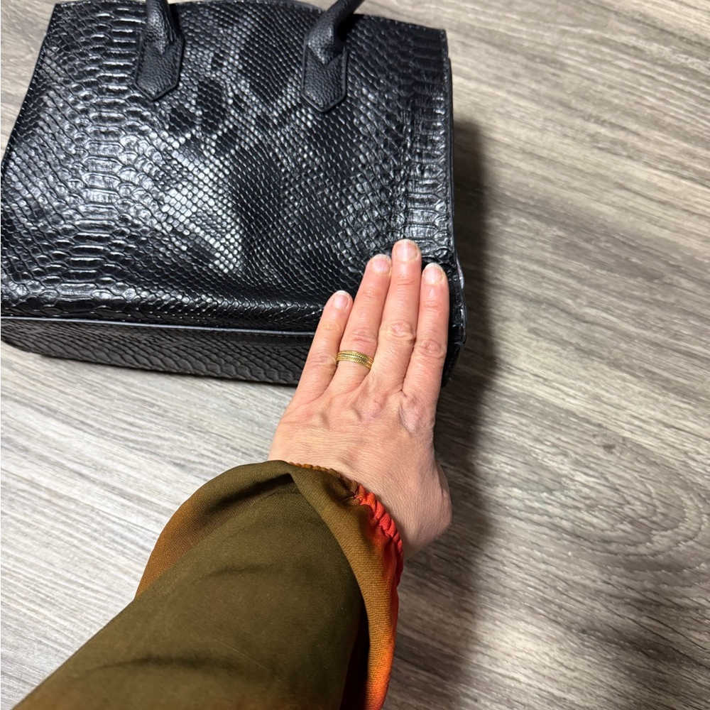 Elegant Black Snake-Embossed Handbag - Picture 9 of 10